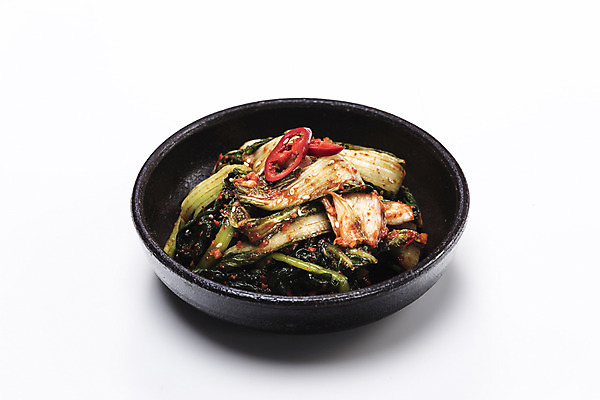 포토 JPG 스튜디오촬영 한식 김치 실내 사람없음 고명 사기그릇 흰배경 홍고추 갓 발효 발효음식 열무 국내포토 그릇 음식 백그라운드 채소 고추 내부 흰색 무 파일형식