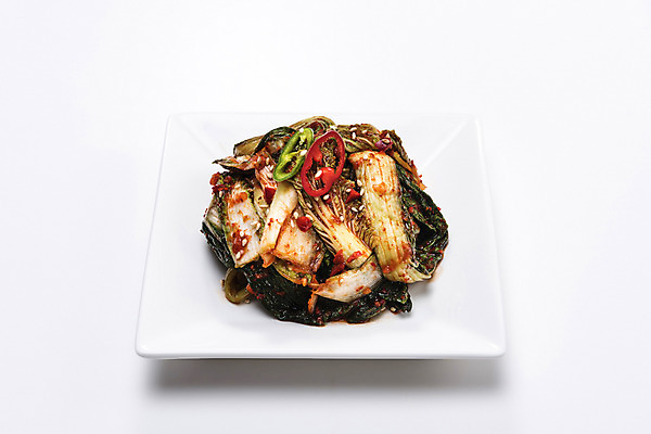 포토 JPG 스튜디오촬영 한식 고추 김치 실내 사람없음 고명 흰배경 갓 발효 발효음식 사각접시 열무 국내포토 접시 음식 백그라운드 채소 내부 흰색 무 파일형식