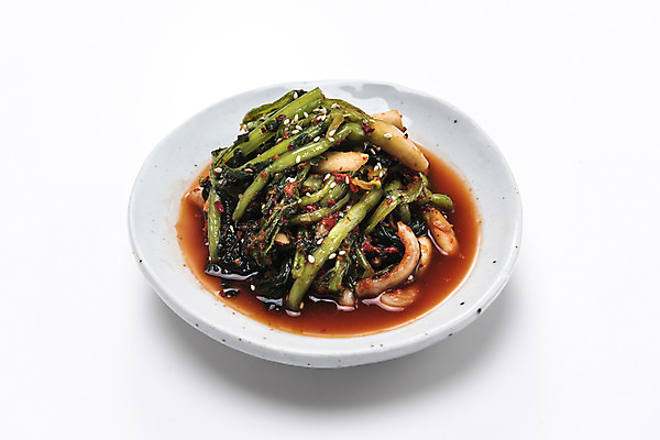 포토 JPG 스튜디오촬영 접시 한식 실내 사람없음 흰배경 발효 발효음식 열무김치 열무 국내포토 식기 음식 백그라운드 김치 내부 흰색 무 파일형식