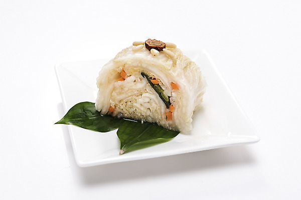 포토 JPG 스튜디오촬영 한식 잎 실내 사람없음 고명 흰배경 대추 발효 물김치 잣 백김치 발효음식 사각접시 음식데코레이션 국내포토 식물 접시 음식 백그라운드 김치 내부 견과류 흰색 파일형식