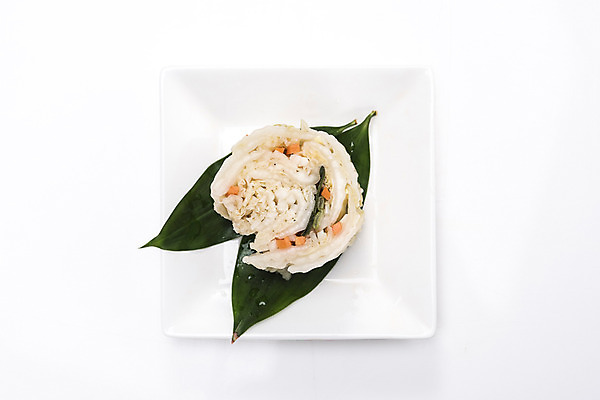 포토 JPG 스튜디오촬영 한식 잎 실내 사람없음 흰배경 발효 물김치 백김치 발효음식 사각접시 국내포토 식물 접시 음식 백그라운드 김치 내부 흰색 파일형식