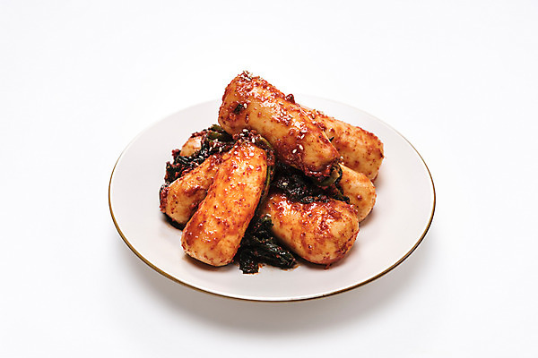 포토 JPG 스튜디오촬영 접시 한식 실내 사람없음 흰배경 발효 발효음식 총각김치 총각무 국내포토 식기 음식 백그라운드 김치 내부 흰색 무 파일형식