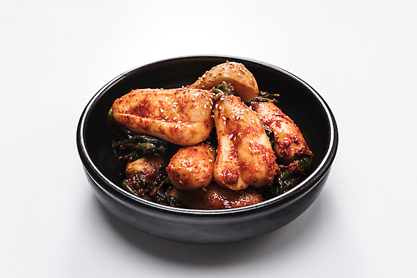 포토 JPG 스튜디오촬영 접시 한식 실내 사람없음 사기그릇 흰배경 발효 발효음식 총각김치 총각무 국내포토 그릇 식기 음식 백그라운드 김치 내부 흰색 무 파일형식