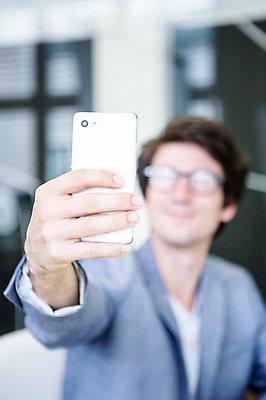 포토 JPG 서양인 외국인 남자 안경 실내 한명 앉기 상반신 20대 성인 앞모습 비즈니스라이프 사무실 직장인 비즈니스맨 셀프카메라 아이폰 국내포토 직업 1 라이프스타일 잡화 뷰포인트 비즈니스 모션 사람 인종 청년 내부 스마트폰 사진촬영 파일형식