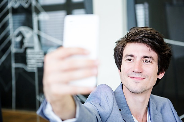 포토 JPG 서양인 외국인 남자 실내 한명 미소 앉기 상반신 20대 성인 앞모습 비즈니스라이프 사무실 직장인 비즈니스맨 셀프카메라 아이폰 국내포토 직업 1 라이프스타일 뷰포인트 비즈니스 모션 표정 사람 인종 청년 내부 스마트폰 사진촬영 파일형식