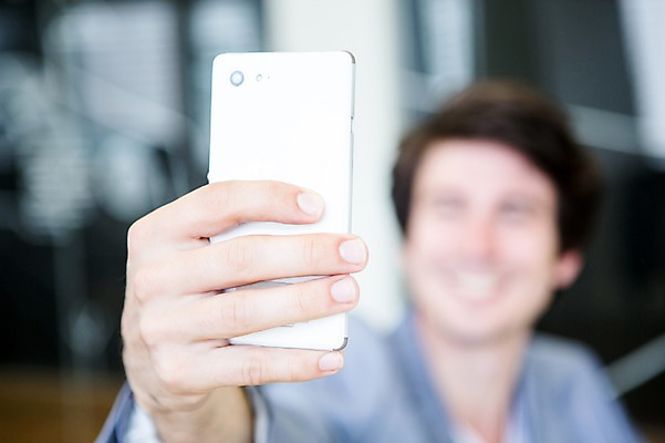 포토 JPG 서양인 외국인 남자 실내 한명 앉기 상반신 20대 성인 앞모습 아웃포커스 비즈니스라이프 노트북 사무실 직장인 비즈니스맨 셀프카메라 아이폰 국내포토 직업 1 라이프스타일 뷰포인트 비즈니스 모션 촬영기법 사람 인종 청년 내부 전자제품 스마트폰 사진촬영 파일형식