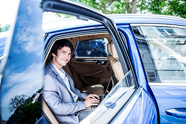 포토 JPG 서양인 외국인 남자 한명 웃음 앉기 상반신 20대 성인 야외 앞모습 비즈니스라이프 노트북 업무 직장인 비즈니스맨 전화기 차안 차문 국내포토 직업 1 라이프스타일 뷰포인트 비즈니스 모션 표정 사람 인종 청년 전자제품 작업 파일형식