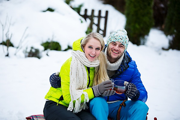 포토 JPG 주간 서양인 외국인 커플 여자 남자 겨울 티타임 미소 앉기 상반신 20대 성인 야외 두명 앞모습 성인만 국내포토 자연요소 계절 뷰포인트 관계 모션 휴식 표정 사람 인종 청년 파일형식