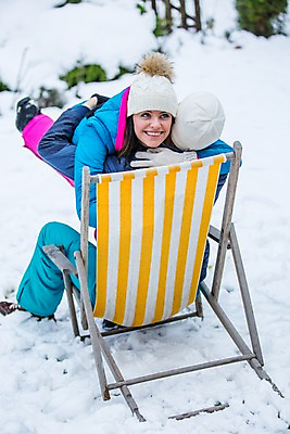 포토 JPG 주간 전신 서양인 외국인 커플 여자 남자 겨울 안기 사랑 서기 미소 앉기 20대 성인 야외 두명 앞모습 뒷모습 성인만 국내포토 자연요소 계절 감정 뷰포인트 관계 모션 표정 사람 인종 청년 파일형식