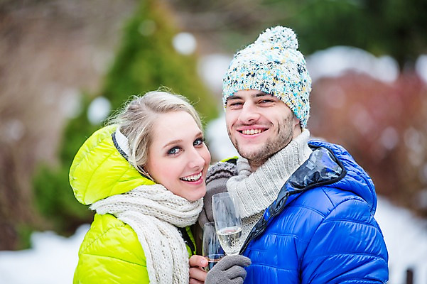 포토 JPG 주간 서양인 외국인 커플 여자 남자 겨울 사랑 서기 미소 들기 상반신 20대 성인 야외 두명 앞모습 칵테일 성인만 국내포토 자연요소 계절 감정 뷰포인트 관계 모션 주류 표정 사람 인종 청년 파일형식