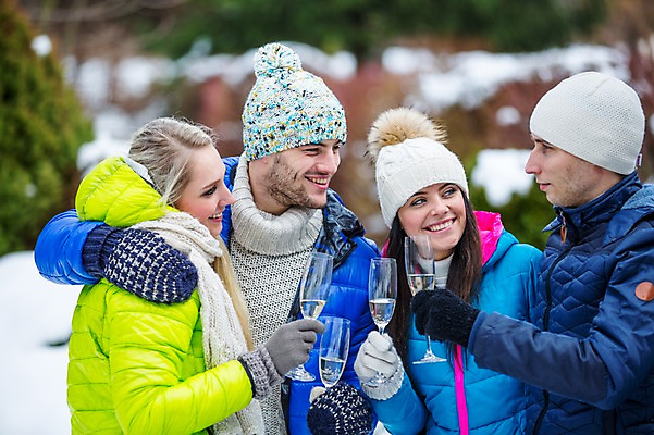 포토 JPG 주간 서양인 외국인 커플 여자 남자 겨울 어깨동무 사랑 서기 미소 들기 여러명 상반신 20대 성인 야외 앞모습 옆모습 친구 우정 칵테일 성인만 국내포토 자연요소 계절 감정 뷰포인트 포즈 다수 관계 모션 주류 표정 사람 인종 청년 파일형식
