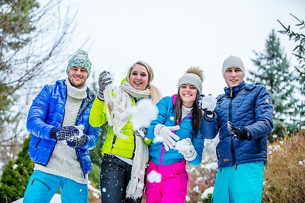 포토 JPG 주간 서양인 외국인 여자 남자 겨울 서기 여러명 상반신 20대 성인 야외 앞모습 친구 던지기 즐거움 눈싸움 성인만 국내포토 자연요소 계절 감정 뷰포인트 다수 관계 모션 눈_날씨 사람 인종 청년 싸움 파일형식