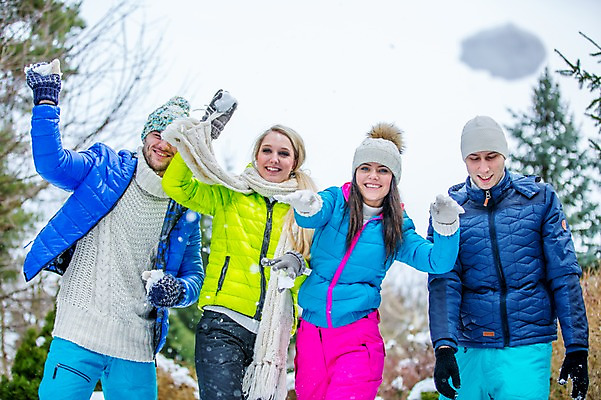 포토 JPG 주간 서양인 외국인 여자 남자 겨울 서기 여러명 상반신 20대 성인 야외 앞모습 친구 던지기 즐거움 눈싸움 성인만 국내포토 자연요소 계절 감정 뷰포인트 다수 관계 모션 눈_날씨 사람 인종 청년 싸움 파일형식