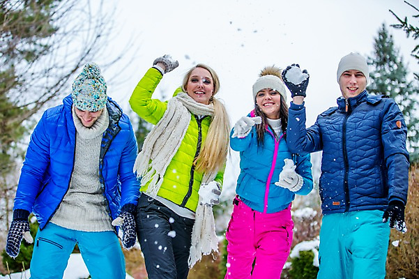 포토 JPG 주간 서양인 외국인 여자 남자 겨울 어깨동무 서기 여러명 상반신 20대 성인 야외 앞모습 친구 즐거움 눈싸움 성인만 국내포토 자연요소 계절 감정 뷰포인트 포즈 다수 관계 모션 눈_날씨 사람 인종 청년 싸움 파일형식