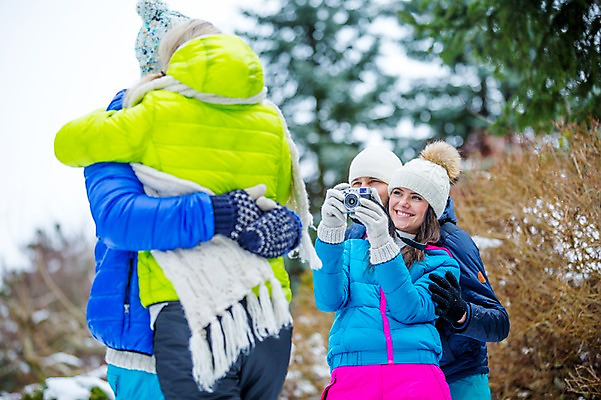 포토 JPG 주간 서양인 외국인 커플 여자 남자 겨울 포옹 서기 여러명 상반신 20대 야외 앞모습 뒷모습 친구 카메라 사진촬영 즐거움 성인만 국내포토 자연요소 계절 감정 뷰포인트 다수 관계 안기 모션 사람 인종 청년 전자제품 촬영 파일형식