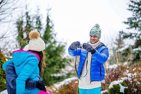포토 JPG 주간 서양인 외국인 커플 여자 남자 겨울 포옹 서기 상반신 20대 성인 야외 앞모습 뒷모습 세명 친구 카메라 사진촬영 즐거움 성인만 국내포토 자연요소 계절 감정 뷰포인트 관계 안기 모션 사람 인종 청년 전자제품 촬영 파일형식
