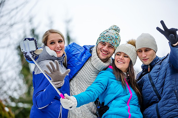 포토 JPG 주간 서양인 외국인 여자 남자 겨울 서기 여러명 상반신 20대 성인 야외 앞모습 친구 스마트폰 카메라 사진촬영 즐거움 브이 셀카봉 성인만 단체사진 국내포토 자연요소 계절 감정 뷰포인트 다수 관계 모션 사람 인종 손짓 청년 전자제품 핸드폰 스마트기기 촬영 기념사진 파일형식
