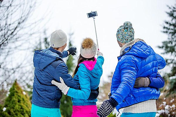 포토 JPG 주간 서양인 외국인 커플 여자 남자 안기 서기 여러명 상반신 20대 성인 야외 뒷모습 친구 스마트폰 카메라 사진촬영 즐거움 셀카봉 성인만 단체사진 국내포토 자연요소 감정 뷰포인트 다수 관계 모션 사람 인종 청년 전자제품 핸드폰 스마트기기 촬영 기념사진 파일형식