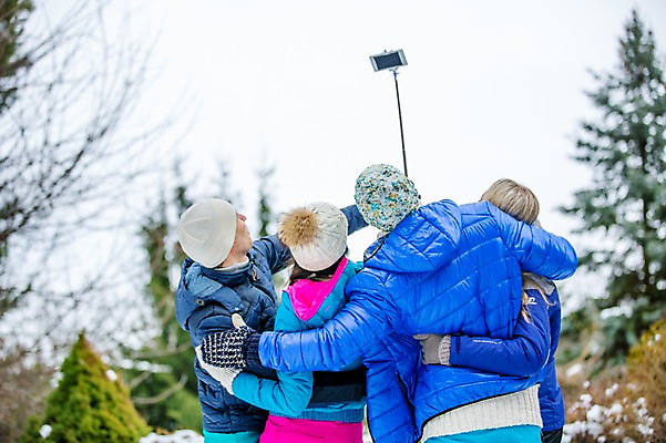 포토 JPG 주간 서양인 외국인 여자 남자 겨울 안기 서기 여러명 상반신 20대 성인 야외 뒷모습 친구 스마트폰 카메라 사진촬영 즐거움 셀카봉 성인만 단체사진 국내포토 자연요소 계절 감정 뷰포인트 다수 관계 모션 사람 인종 청년 전자제품 핸드폰 스마트기기 촬영 기념사진 파일형식