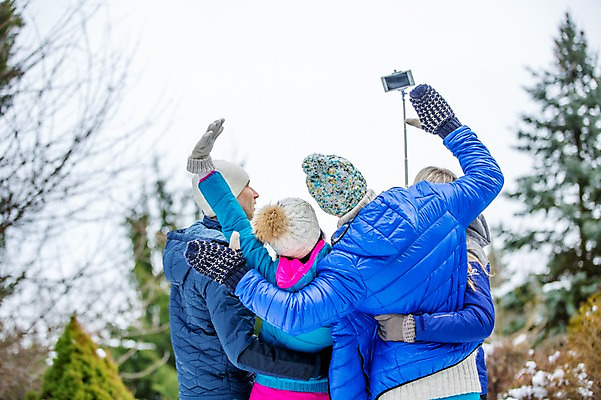 포토 JPG 주간 서양인 외국인 여자 남자 겨울 안기 서기 여러명 상반신 20대 성인 야외 뒷모습 친구 스마트폰 카메라 사진촬영 즐거움 셀카봉 성인만 단체사진 국내포토 자연요소 계절 감정 뷰포인트 다수 관계 모션 사람 인종 청년 전자제품 핸드폰 스마트기기 촬영 기념사진 파일형식