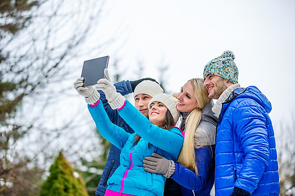 포토 JPG 주간 서양인 외국인 여자 남자 겨울 서기 여러명 상반신 20대 성인 야외 옆모습 친구 태블릿 카메라 셀프카메라 즐거움 성인만 단체사진 국내포토 자연요소 계절 감정 뷰포인트 다수 관계 모션 사람 인종 청년 전자제품 스마트기기 사진촬영 기념사진 파일형식