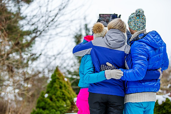 포토 JPG 주간 서양인 외국인 여자 남자 겨울 안기 서기 여러명 상반신 20대 성인 야외 뒷모습 친구 태블릿 카메라 셀프카메라 즐거움 성인만 단체사진 국내포토 자연요소 계절 감정 뷰포인트 다수 관계 모션 사람 인종 청년 전자제품 스마트기기 사진촬영 기념사진 파일형식