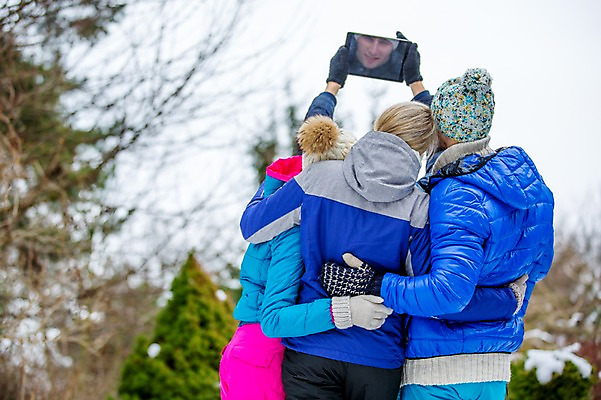 포토 JPG 주간 서양인 외국인 여자 남자 겨울 안기 서기 상반신 20대 성인 야외 뒷모습 세명 친구 태블릿 카메라 셀프카메라 즐거움 성인만 국내포토 자연요소 계절 감정 뷰포인트 관계 모션 사람 인종 청년 전자제품 스마트기기 사진촬영 파일형식