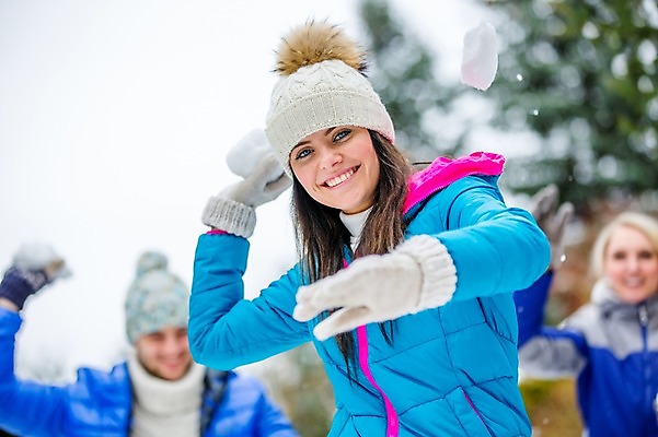 포토 JPG 주간 서양인 외국인 여자 남자 겨울 미소 상반신 20대 성인 야외 앞모습 세명 친구 던지기 즐거움 눈싸움 성인만 국내포토 자연요소 계절 감정 뷰포인트 관계 모션 눈_날씨 표정 사람 인종 청년 싸움 파일형식