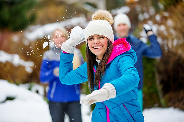 포토 JPG 주간 서양인 외국인 여자 남자 겨울 서기 상반신 20대 성인 야외 앞모습 세명 친구 던지기 즐거움 눈싸움 성인만 국내포토 자연요소 계절 감정 뷰포인트 관계 모션 눈_날씨 사람 인종 청년 싸움 파일형식