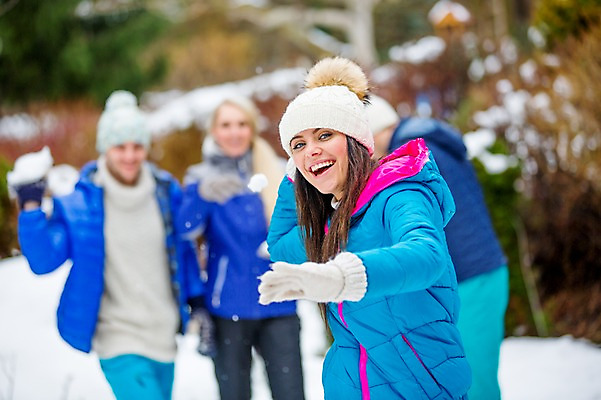 포토 JPG 주간 서양인 외국인 여자 남자 겨울 서기 여러명 상반신 20대 성인 야외 앞모습 친구 던지기 즐거움 눈싸움 성인만 국내포토 자연요소 계절 감정 뷰포인트 다수 관계 모션 눈_날씨 사람 인종 청년 싸움 파일형식