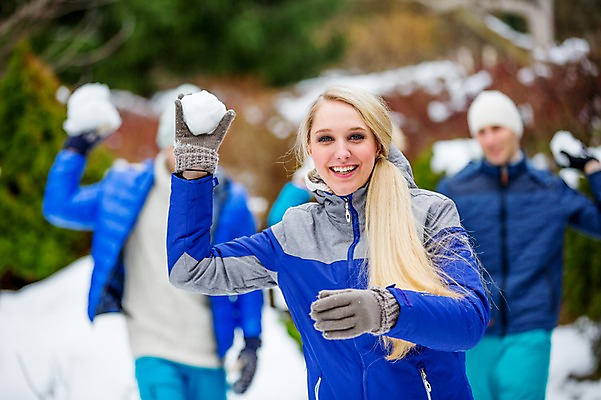 포토 JPG 주간 서양인 외국인 여자 남자 겨울 여러명 상반신 20대 성인 야외 앞모습 친구 던지기 즐거움 눈싸움 성인만 국내포토 자연요소 계절 감정 뷰포인트 다수 관계 모션 눈_날씨 사람 인종 청년 싸움 파일형식