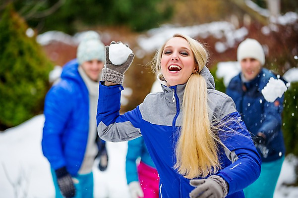 포토 JPG 주간 서양인 외국인 여자 남자 겨울 웃음 여러명 상반신 20대 성인 야외 앞모습 친구 던지기 즐거움 눈싸움 성인만 국내포토 자연요소 계절 감정 뷰포인트 다수 관계 모션 눈_날씨 표정 사람 인종 청년 싸움 파일형식