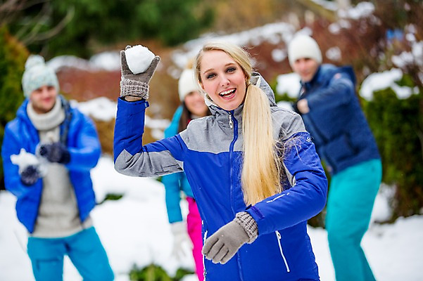 포토 JPG 주간 서양인 외국인 여자 남자 겨울 서기 여러명 상반신 20대 성인 야외 앞모습 친구 던지기 즐거움 눈싸움 성인만 국내포토 자연요소 계절 감정 뷰포인트 다수 관계 모션 눈_날씨 사람 인종 청년 싸움 파일형식