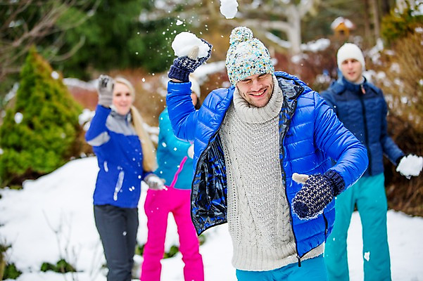 포토 JPG 주간 서양인 외국인 여자 남자 겨울 서기 웃음 여러명 상반신 20대 성인 야외 앞모습 친구 던지기 즐거움 눈싸움 성인만 국내포토 자연요소 계절 감정 뷰포인트 다수 관계 모션 눈_날씨 표정 사람 인종 청년 싸움 파일형식