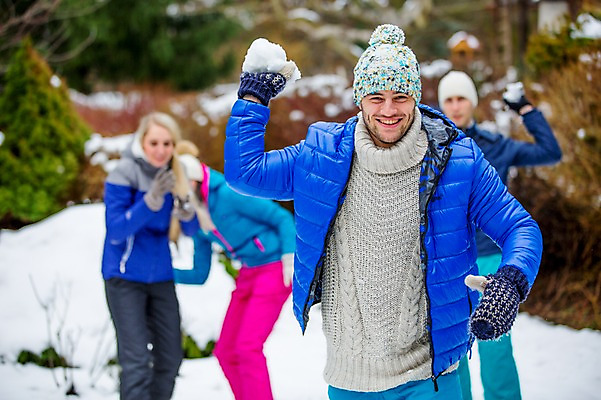 포토 JPG 주간 서양인 외국인 여자 남자 겨울 서기 웃음 여러명 상반신 20대 성인 야외 앞모습 친구 던지기 즐거움 눈싸움 성인만 국내포토 자연요소 계절 감정 뷰포인트 다수 관계 모션 눈_날씨 표정 사람 인종 청년 싸움 파일형식