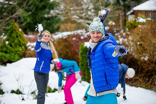 포토 JPG 주간 서양인 외국인 여자 남자 겨울 서기 여러명 상반신 20대 성인 야외 앞모습 친구 던지기 즐거움 눈싸움 성인만 국내포토 자연요소 계절 감정 뷰포인트 다수 관계 모션 눈_날씨 사람 인종 청년 싸움 파일형식
