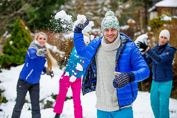 포토 JPG 주간 서양인 외국인 여자 남자 겨울 서기 여러명 상반신 20대 성인 야외 앞모습 친구 던지기 즐거움 눈싸움 성인만 국내포토 자연요소 계절 감정 뷰포인트 다수 관계 모션 눈_날씨 사람 인종 청년 싸움 파일형식