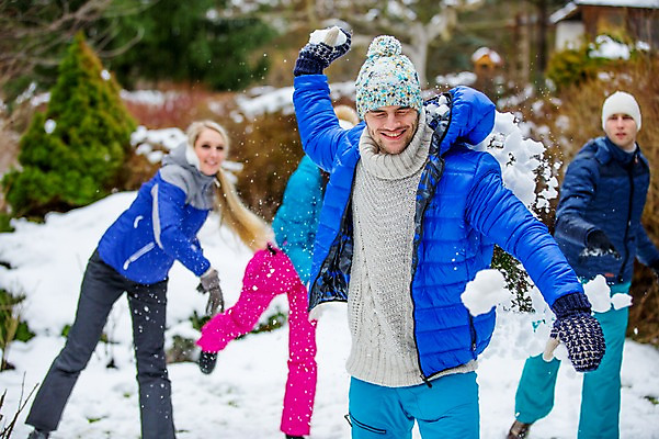 포토 JPG 주간 전신 서양인 외국인 여자 남자 겨울 여러명 상반신 20대 성인 야외 앞모습 친구 즐거움 눈싸움 성인만 국내포토 자연요소 계절 감정 뷰포인트 다수 관계 눈_날씨 사람 인종 청년 싸움 파일형식