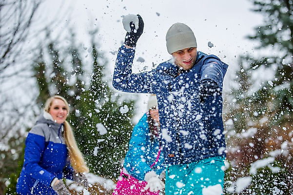 포토 JPG 주간 서양인 외국인 여자 남자 겨울 상반신 20대 성인 야외 앞모습 세명 친구 던지기 즐거움 눈싸움 성인만 국내포토 자연요소 계절 감정 뷰포인트 관계 모션 눈_날씨 사람 인종 청년 싸움 파일형식
