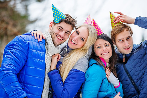 포토 JPG 주간 서양인 외국인 커플 여자 남자 겨울 포옹 서기 미소 웃음 여러명 상반신 20대 성인 야외 앞모습 친구 고깔모자 즐거움 성인만 국내포토 자연요소 모자_잡화 계절 감정 뷰포인트 다수 관계 안기 모션 표정 사람 인종 청년 파일형식