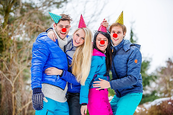 포토 JPG 주간 서양인 외국인 여자 남자 겨울 포옹 어깨동무 서기 미소 웃음 여러명 상반신 20대 성인 야외 앞모습 친구 고깔모자 빨간코 즐거움 성인만 국내포토 자연요소 모자_잡화 계절 감정 뷰포인트 포즈 다수 관계 안기 모션 표정 사람 인종 청년 파일형식