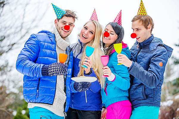 포토 JPG 주간 서양인 외국인 여자 남자 겨울 미소 웃음 여러명 상반신 20대 성인 야외 앞모습 친구 고깔모자 칵테일 빨간코 즐거움 성인만 국내포토 자연요소 모자_잡화 계절 감정 뷰포인트 다수 관계 주류 표정 사람 인종 청년 파일형식