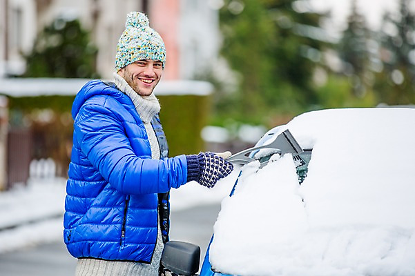 포토 JPG 주간 서양인 외국인 남자 겨울 자동차 한명 서기 미소 웃음 상반신 20대 성인 야외 앞모습 눈 빗자루 눈치우기 성인만 국내포토 자연요소 1 계절 육상교통 뷰포인트 모션 날씨 표정 사람 인종 청년 청소도구 치우기 파일형식