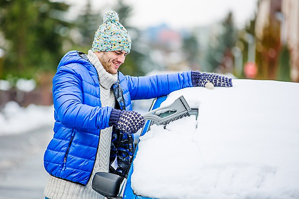 포토 JPG 주간 서양인 외국인 남자 겨울 자동차 한명 서기 상반신 20대 성인 야외 옆모습 눈 빗자루 눈치우기 성인만 국내포토 자연요소 1 계절 육상교통 뷰포인트 모션 날씨 사람 인종 청년 청소도구 치우기 파일형식