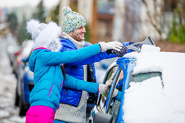 포토 JPG 주간 서양인 외국인 커플 여자 남자 겨울 자동차 미소 웃음 상반신 20대 성인 야외 두명 옆모습 친구 눈 빗자루 눈치우기 성인만 국내포토 자연요소 계절 육상교통 뷰포인트 관계 날씨 표정 사람 인종 청년 청소도구 치우기 파일형식