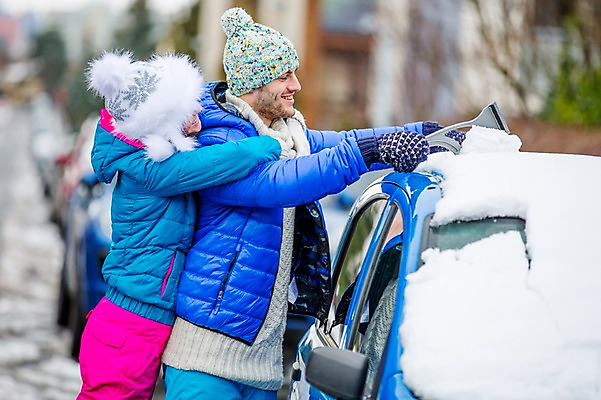 포토 JPG 주간 서양인 외국인 커플 여자 남자 겨울 포옹 자동차 미소 상반신 20대 성인 야외 두명 옆모습 눈 빗자루 즐거움 눈치우기 성인만 국내포토 자연요소 계절 감정 육상교통 뷰포인트 관계 안기 날씨 표정 사람 인종 청년 청소도구 치우기 파일형식