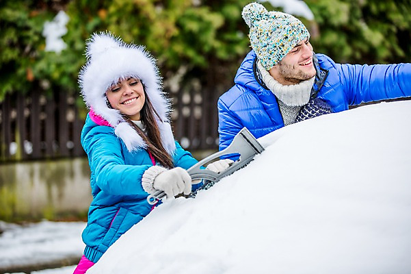 포토 JPG 주간 서양인 외국인 여자 남자 겨울 자동차 미소 웃음 상반신 20대 성인 야외 두명 앞모습 친구 눈 빗자루 눈치우기 성인만 국내포토 자연요소 계절 육상교통 뷰포인트 관계 날씨 표정 사람 인종 청년 청소도구 치우기 파일형식
