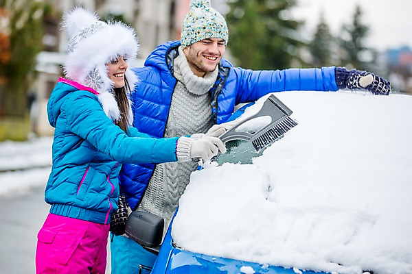 포토 JPG 주간 서양인 외국인 커플 여자 남자 겨울 자동차 미소 상반신 20대 성인 야외 두명 앞모습 옆모습 눈 빗자루 즐거움 눈치우기 성인만 국내포토 자연요소 계절 감정 육상교통 뷰포인트 관계 날씨 표정 사람 인종 청년 청소도구 치우기 파일형식