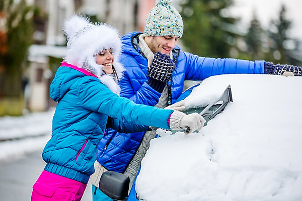 포토 JPG 주간 서양인 외국인 커플 여자 남자 겨울 자동차 서기 미소 상반신 20대 성인 야외 두명 옆모습 빗자루 눈치우기 성인만 국내포토 자연요소 계절 육상교통 뷰포인트 관계 모션 표정 사람 인종 청년 청소도구 치우기 파일형식