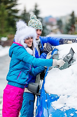 포토 JPG 주간 서양인 외국인 커플 여자 남자 겨울 자동차 서기 미소 상반신 20대 성인 야외 두명 옆모습 눈 빗자루 눈치우기 성인만 국내포토 자연요소 계절 육상교통 뷰포인트 관계 모션 날씨 표정 사람 인종 청년 청소도구 치우기 파일형식